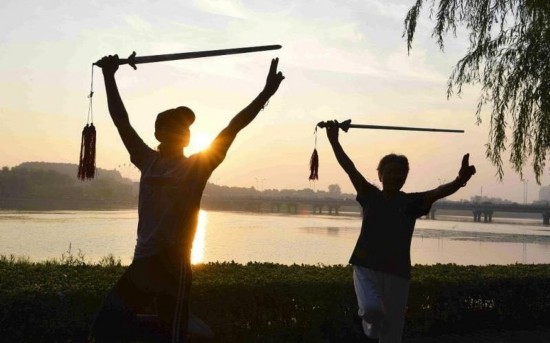 秋燥|二十四节气丨今日“出暑” 多饮水防秋燥 常锻炼护心肺