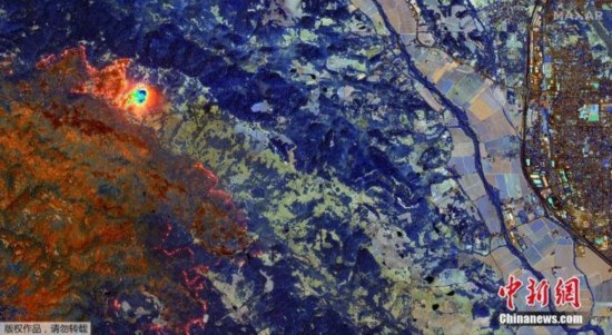 2020年8月22日讯，Maxar卫星技术发布了当地时间8月21日美国加州大火在同一区域的卫星图像和高分辨率短波红外（SWIR）卫星图像。