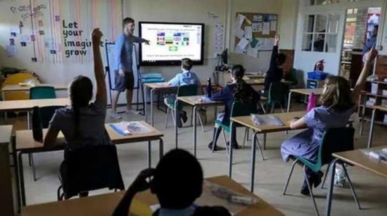 新冠|英国医疗官员敦促学生返校：不上学的伤害比感染新冠更严重