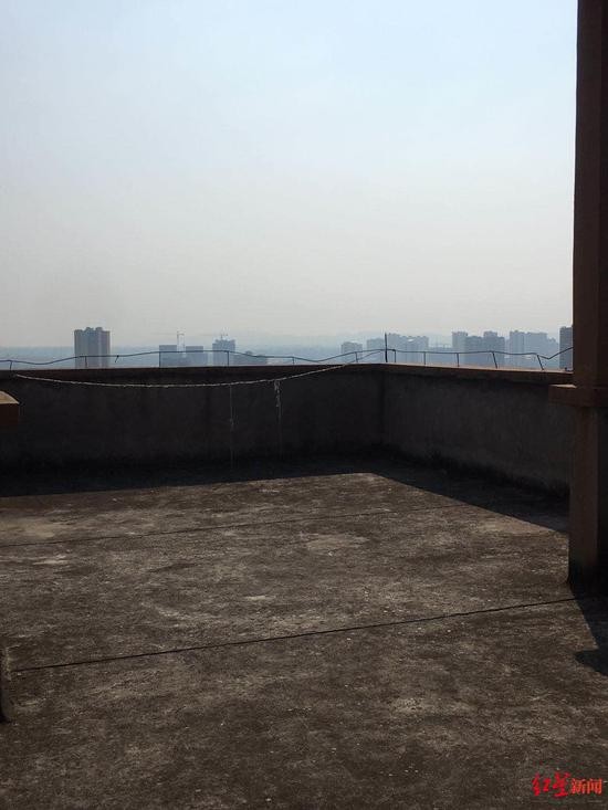 曾某|四川15岁跳楼女生班主任：孩子在校未现异常，曾主动报告患抑郁症完不成假期作业