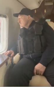 卢卡申科|罕见！俄媒称卢卡申科穿作战背心、手握步枪称直升机返回明斯克官邸