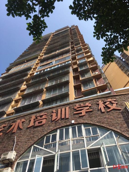 曾某|四川15岁跳楼女生班主任:孩子在校未现异常,曾主动报告患抑郁症完不成假期作业