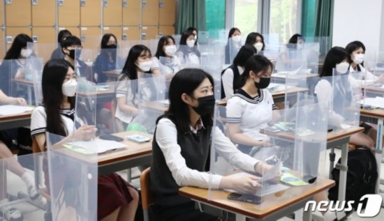 5月20日,韩国大田某高三学生隔着挡板上课。(news 1)