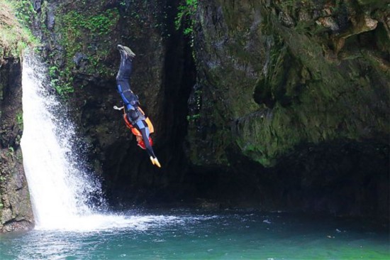 驴友在玩“跳潭子”。受访者供图