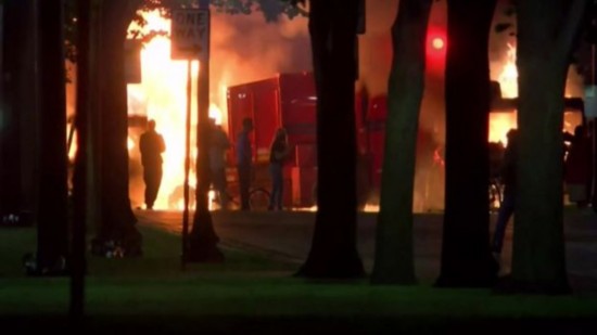 警方|美国威斯康星州非裔男子遭枪击事件引发示威