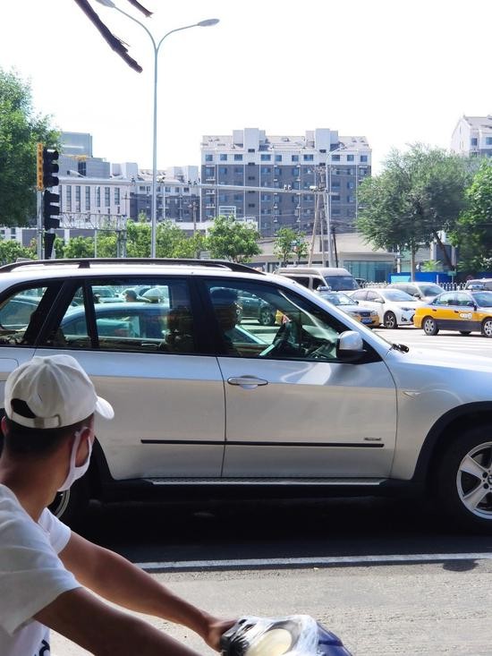 系安全带|记者北京街头调查：400余辆车35名司机未系安全带