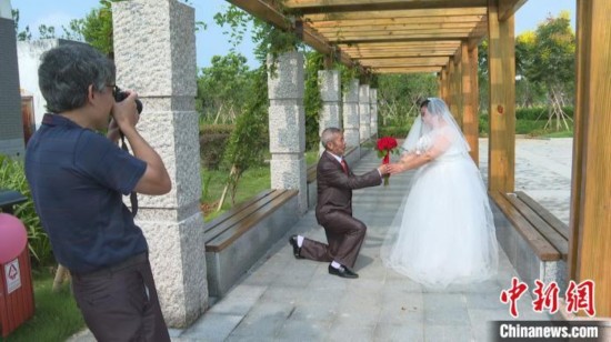 年过花甲的老年夫妇们在这里免费拍摄婚纱照，留下珍贵的纪念，度过一个温情浪漫的节日。　连城县融媒体中心供图 摄