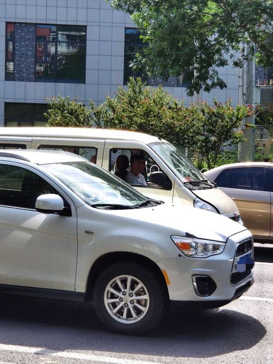 系安全带|记者北京街头调查：400余辆车35名司机未系安全带