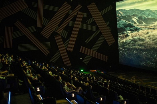 △广州一家重新开放的电影院（图片来源：《华尔街日报》）