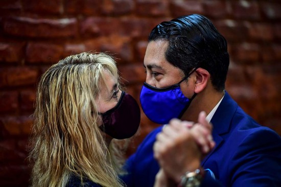 排练|世界探戈锦标赛在即 舞者戴口罩排练