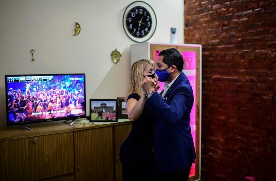 排练|世界探戈锦标赛在即 舞者戴口罩排练