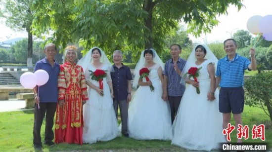 活动现场，不少志愿者和老人的家属也共同观摩，一起见证老人们的爱情，感受温馨浪漫的时刻。　连城县融媒体中心供图 摄