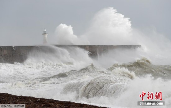 英国|英国海岸惊涛拍岸冲击灯塔 场面壮观