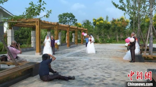 几名摄影师志愿者用镜头将他们历经半个世纪相濡以沫的爱情定格在最美的瞬间。　连城县融媒体中心供图 摄