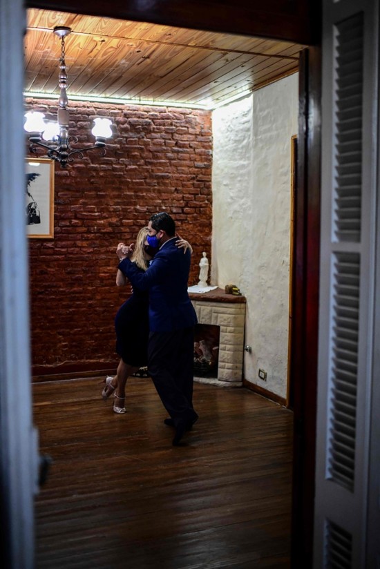 排练|世界探戈锦标赛在即 舞者戴口罩排练