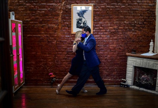 排练|世界探戈锦标赛在即 舞者戴口罩排练