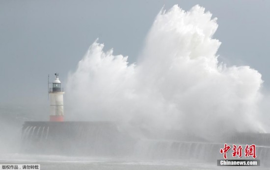 英国|英国海岸惊涛拍岸冲击灯塔 场面壮观