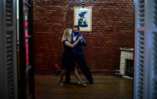 排练|世界探戈锦标赛在即 舞者戴口罩排练