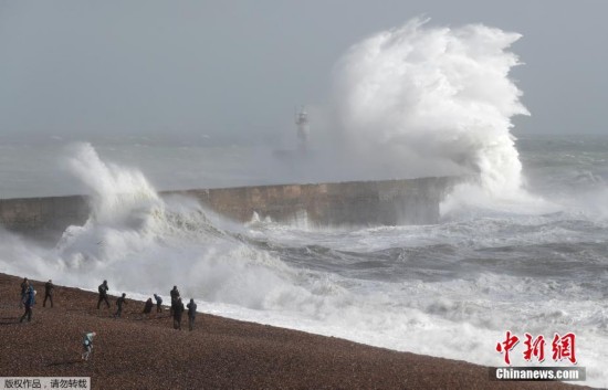 英国|英国海岸惊涛拍岸冲击灯塔 场面壮观