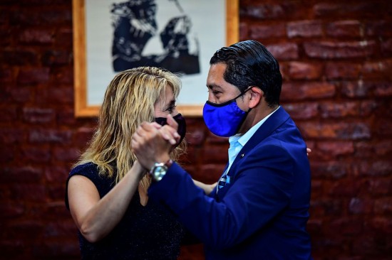 排练|世界探戈锦标赛在即 舞者戴口罩排练