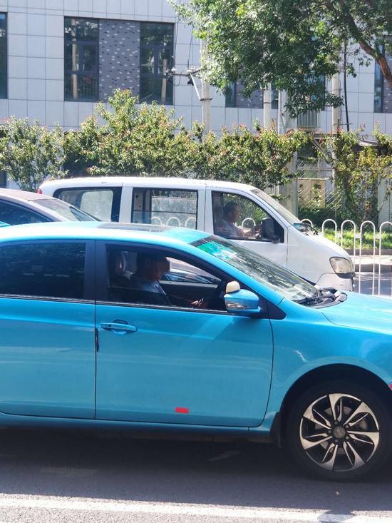 系安全带|记者北京街头调查：400余辆车35名司机未系安全带