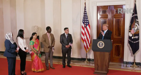 美媒称,共和党精心策划了这次入籍仪式(图源:视频截图)