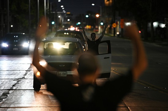 马赛鱼汤|美国遭警察枪击黑人重伤瘫痪 威斯康星州抗议活动愈演愈烈