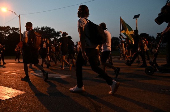 马赛鱼汤|美国遭警察枪击黑人重伤瘫痪 威斯康星州抗议活动愈演愈烈