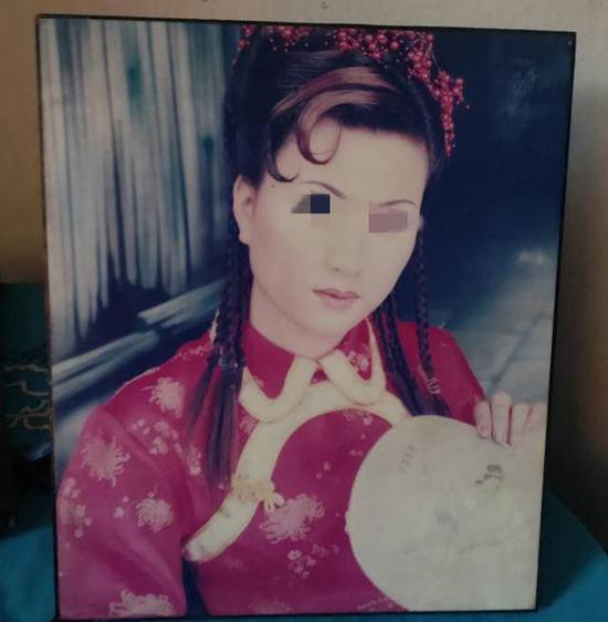 （图说：由于思念女儿，路某父母至今仍保存着女儿的婚纱照）