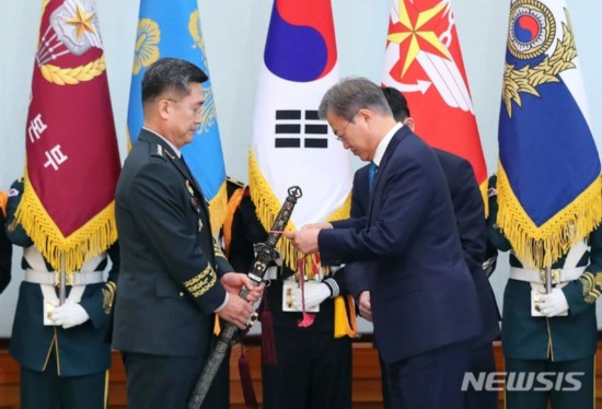 文在寅与徐旭合影(纽西斯通讯社)