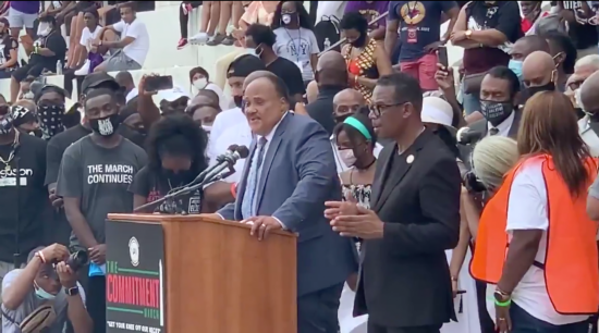 游行|华盛顿爆发反种族主义大游行 马丁·路德·金儿子现身