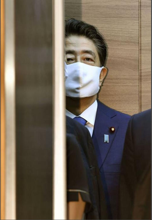  ▲当地时间8月28日下午2点，进入自民党本部的安倍晋三。图据共同社