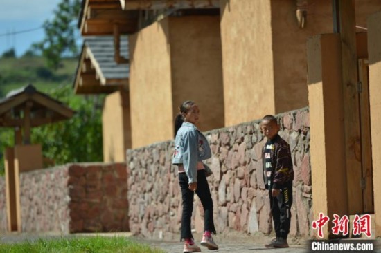 彝家村寨变身记：新居搬出新生活产业带火发展路