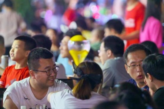 啤酒节|澳媒也“羡慕”了：你们看，水上派对后，中国又办啤酒节了……