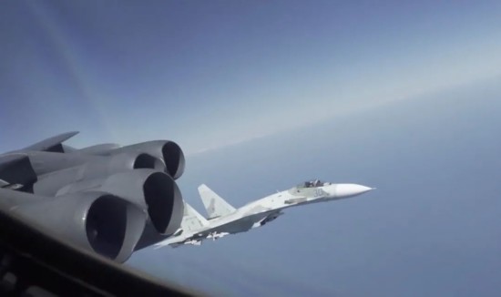 俄式|俄式空中拦截！苏-27吓坏美军轰炸机