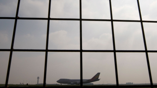 台风战斗机|英国台风战斗机紧急拦截一民航飞机,两乘客因恐怖主义罪名被捕