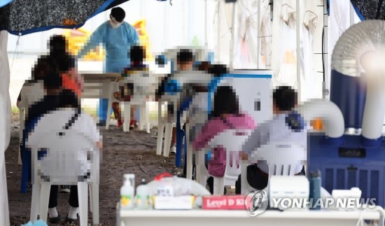 31日上午,当地市民前往首尔市江西区梨大首尔医院的筛查诊所等待接受检查。