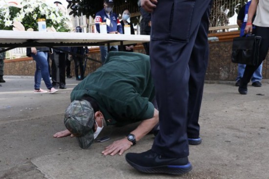 杜特尔特|杜特尔特跪地亲吻地面 为连环爆炸案遇难者吊唁