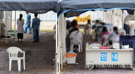 31日上午,当地市民前往首尔市江西区梨大首尔医院的筛查诊所等待接受检查。