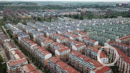  鹤岗市区内存在大量棚改房，被认为是拉低房价的一大原因。/记者 张莹