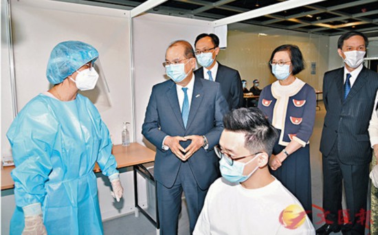 图为张建宗等31日视察社区检测中心（图源：文汇报）