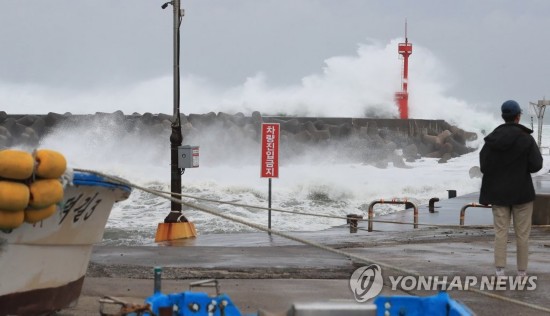 2日上午，受第9号超强台风“美莎克”影响，韩国西归浦市宝木浦区狂风大作，海面波涛汹涌。