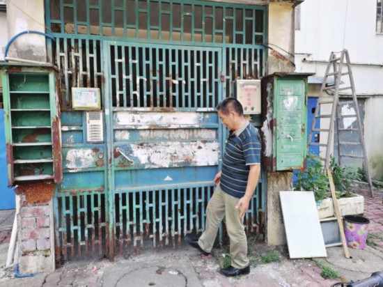 　　改造前，福星小区楼道防盗门破损严重。□　　李国清　　摄