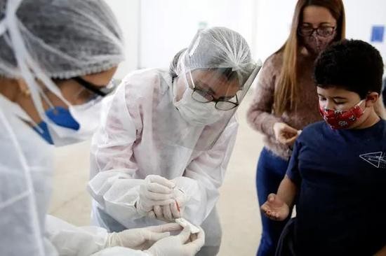 新冠|“新冠疫情中等收入陷阱”,正发生在这些国家