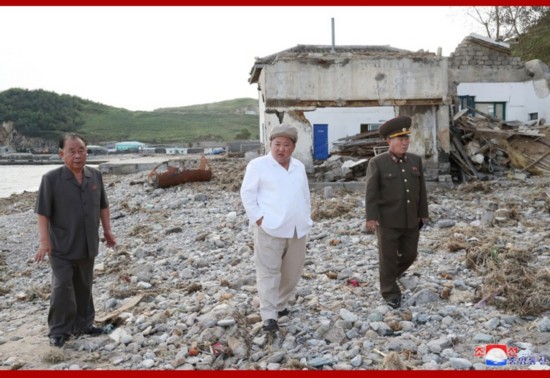 金正恩|台风致朝鲜1000多户房屋被毁 金正恩实地考察灾区