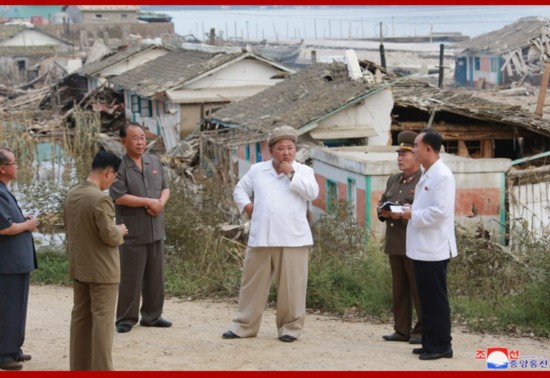 金正恩|台风致朝鲜1000多户房屋被毁 金正恩实地考察灾区