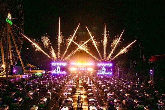  8月8日，泰国国家旅游局在曼谷举办首场&ldquo;嘟嘟车&rdquo;音乐会。 新华社发