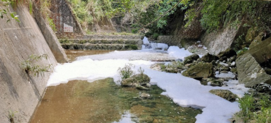 美军|驻日美军正吃烧烤，灭火泡沫连喷半小时，流出基地染白河流