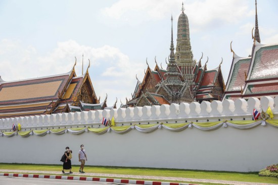  3月8日，戴口罩的游客行走在泰国曼谷大王宫外。新冠疫情重创泰国旅游业。  新华社记者 张可任摄