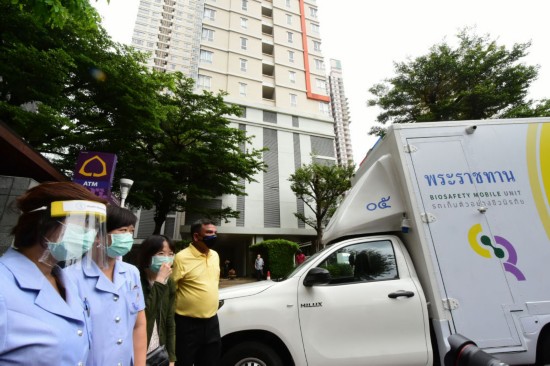 7月14日，泰国曼谷疾控中心工作人员在出现新冠疫情的居民楼附近做环境检测。居住在此的一名苏丹外交官的女儿被确诊感染新冠病毒。  新华社发